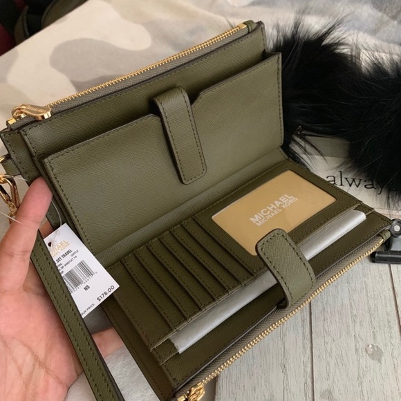 Michael Kors Handbags - 3 in 1 🍀New MK double zipper wallet